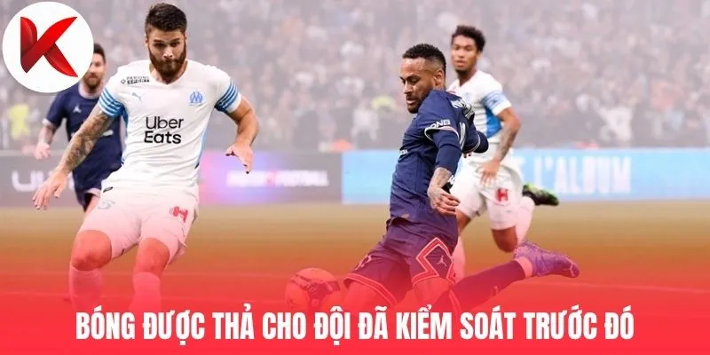 Bóng được thả cho đội đã kiểm soát trước đó